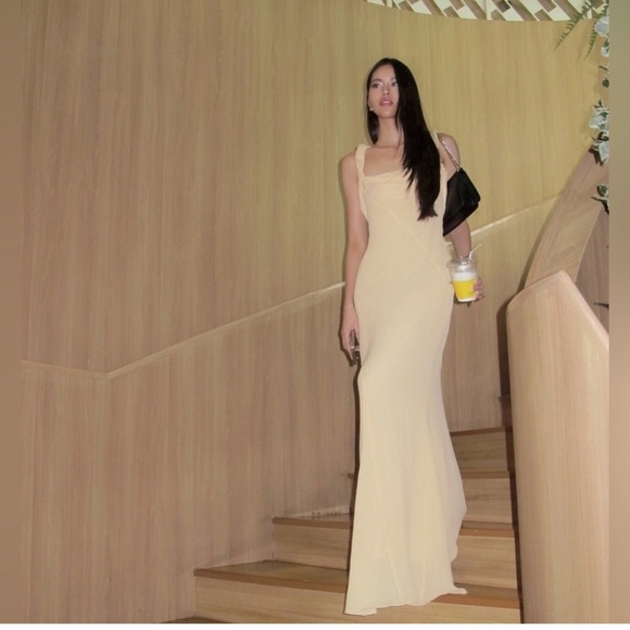 ❌SOLD❌H&M Studio Collection TWIST-DETAIL CRINKLED DRESS in Pastel Yellow - Picture 3 of 16